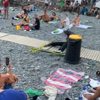 Scia sulla passerella per disabili a Boccadasse rompendola, il video della bravata diventa virale