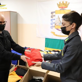 La guardia di finanza sequestra indumenti contraffatti e li dona alla Caritas La guardia di finanza sequestra indumenti contraffatti e li dona alla Caritas