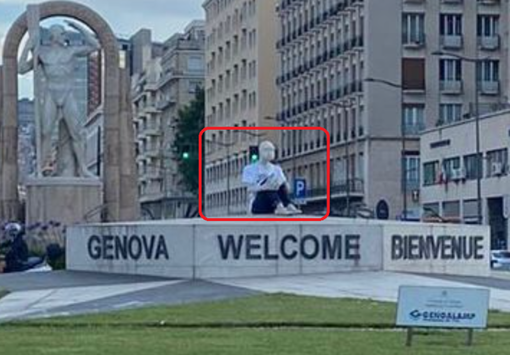 Un manichino saluta i turisti alla Foce