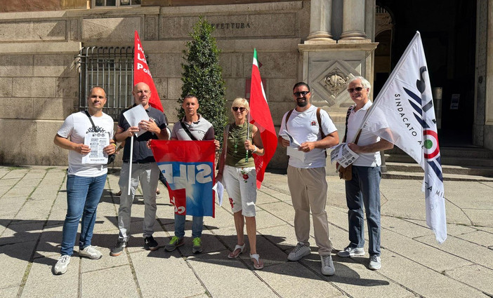 Sindacati di polizia ed esercito in protesta davanti alla Prefettura: "A Genova mancano fino al 25% degli organici" Sindacati di polizia ed esercito in protesta davanti alla Prefettura: "A Genova mancano fino al 25% degli organici"