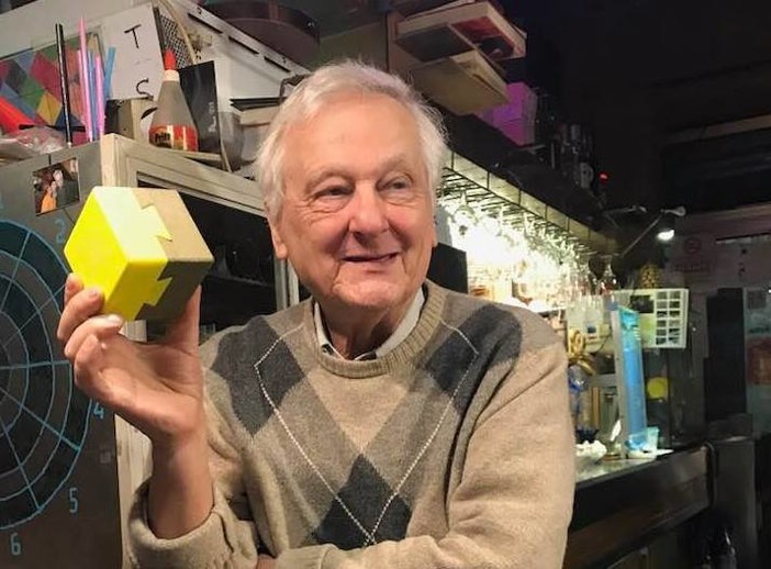 Addio a Stavros Dapergolas, il geniale barista del Piccolo Mondo Addio a Stavros Dapergolas, il geniale barista del Piccolo Mondo