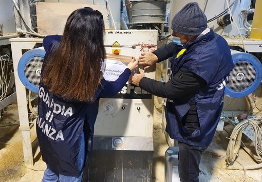 Genova, 60 tonnellate di pellet illegale sono state sequestrate dalla guardia di finanza (Foto e Video)