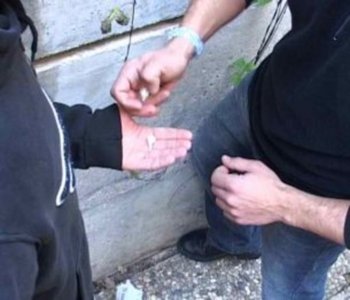 Spaccia hashish alla stazione di Sestri Ponente, arrestato