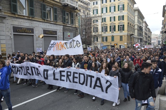 Oltre 1000 in piazza contro la nuova maturità, gli studenti: "La nostra vita non è un gioco" Oltre 1000 in piazza contro la nuova maturità, gli studenti: "La nostra vita non è un gioco"