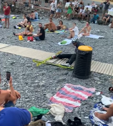 Scia sulla passerella per disabili a Boccadasse rompendola, il video della bravata diventa virale