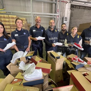 Operazione 'Passo Falso', la finanza sequestra 155mila prodotti cinesi contraffatti in transito nel porto di Genova