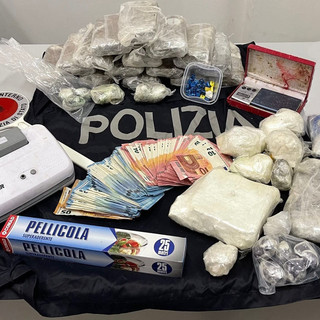 La Polizia di Genova assesta un duro colpo al traffico di droga: tre pusher di grosso calibro in carcere e 18 chili di stupefacenti sequestrati (Video) La Polizia di Genova assesta un duro colpo al traffico di droga: tre pusher di grosso calibro in carcere e 18 chili di stupefacenti sequestrati (Video)
