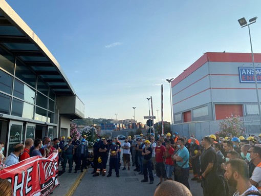 Ex Ilva, l'azienda sospende i lavoratori senza stipendio fino a fine turno, la rsu avvia una raccolta fondi per risarcirli (FOTO) Ex Ilva, l'azienda sospende i lavoratori senza stipendio fino a fine turno, la rsu avvia una raccolta fondi per risarcirli (FOTO)