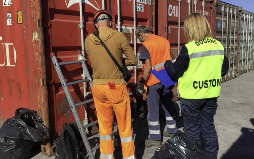 Oltre 5mila apparecchi elettronici e di domotica senza etichettatura: maxi sequestro al porto di Vado