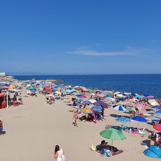 Goletta Verde lancia l’allarme: in Liguria spiagge libere sempre più rare