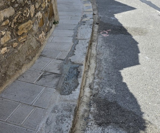 Il marciapiede di larghezza inferiore a un metro segnalato da Calisi Il marciapiede di larghezza inferiore a un metro segnalato da Calisi