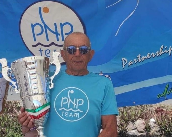 A ottant'anni nuota per quattordici chilometri e tocca due punte della Sardegna: un'impresa da incorniciare