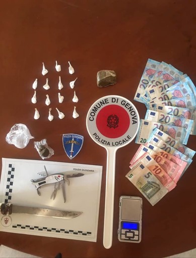Sampierdarena, sorpreso con hashish e cocaina: arrestato dalla Locale nei giardini della Fiumara