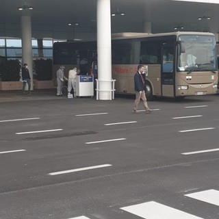 Coronavirus, al via le operazioni di sbarco degli ultimi 55 passeggeri italiani a bordo di Costa Luminosa (FOTO)