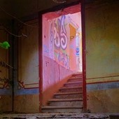 Santa Margherita, Raffaella Folle torna in mostra con 'I colori del silenzio': la poesia dei luoghi abbandonati tra luce, degrado e memoria