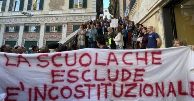 La manifestazione in piazza della Meridiana La manifestazione in piazza della Meridiana