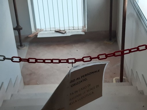 Biblioteca di Voltri, accesso negato dalle scale, Fontana (Lega): "Deve tornare a essere funzionale"