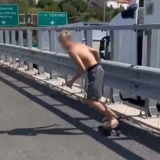 Automobilisti intrappolati in coda in autostrada, c'è chi preferisce prendere lo skateboard (VIDEO) Automobilisti intrappolati in coda in autostrada, c'è chi preferisce prendere lo skateboard (VIDEO)