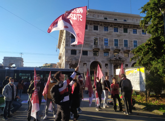 Scuola, studenti genovesi in piazza contro il governo Meloni: "Nessun merito, ma repressione e violenza" Scuola, studenti genovesi in piazza contro il governo Meloni: "Nessun merito, ma repressione e violenza"
