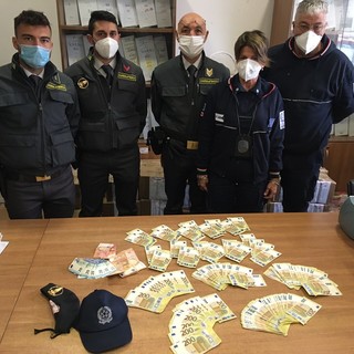 Viaggiava con 60mila euro in borsa: sanzionato un uomo in partenza per il Marocco