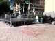 Atto vandalico contro la Festa dell'Unità: compare una scritta contro il Pd sulla pavimentazione di piazza Martinez