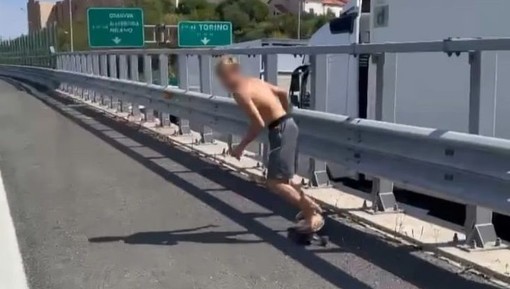 Automobilisti intrappolati in coda in autostrada, c'è chi preferisce prendere lo skateboard (VIDEO) Automobilisti intrappolati in coda in autostrada, c'è chi preferisce prendere lo skateboard (VIDEO)
