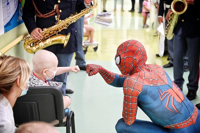 Spiderman contro la sofferenza dei bimbi, Mattia Villardita: "Nella mia infanzia tante operazioni, ero paziente del Gaslini. Adesso la mia vittoria è il sorriso dei più piccoli"