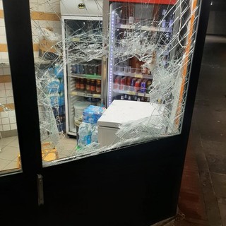Spaccano la vetrina di un kebab di corso Buenos Aires e rubano birre, due arrestati