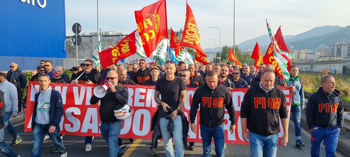 Corteo dei lavoratori Ansaldo, bloccati Sopraelevata e casello Genova Ovest, Magni (Cgil): "Lotta di tutta la città" (Foto e video)