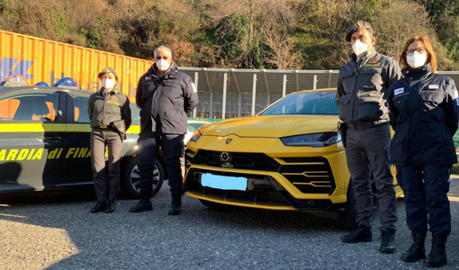'Operazione Tuning': Guardia di Finanza e ADM sequestrano Lamborghini da 260mila euro 'Operazione Tuning': Guardia di Finanza e ADM sequestrano Lamborghini da 260mila euro