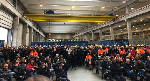 Genova, iniziata l'assemblea dei lavoratori ex Ilva (FOTO) Genova, iniziata l'assemblea dei lavoratori ex Ilva (FOTO)