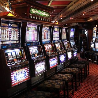 Gioco d'azzardo, il garante dell’infanzia: "No a sanatorie, i nuovi limiti vanno applicati anche alle slot esistenti"
