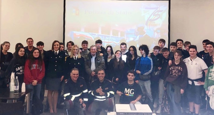 75esimo Anniversario della riorganizzazione dei servizi della Polizia Stradale, a Genova un incontro con le scuole 75esimo Anniversario della riorganizzazione dei servizi della Polizia Stradale, a Genova un incontro con le scuole