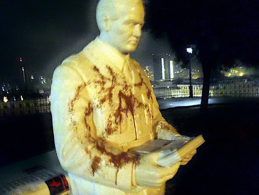 Imbrattata con escrementi la statua di Giorgio Parodi, il gesto rivendicato da Genova Antifascista