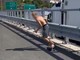 Automobilisti intrappolati in coda in autostrada, c'è chi preferisce prendere lo skateboard (VIDEO) Automobilisti intrappolati in coda in autostrada, c'è chi preferisce prendere lo skateboard (VIDEO)