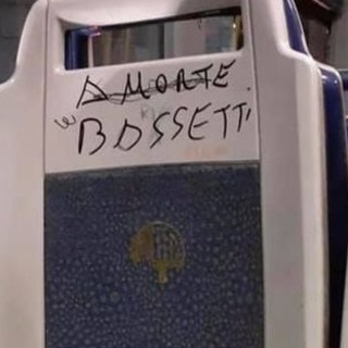 "A morte Bassetti", la scritta su un bus, l'infettivologo: "Ora basta, Stato, batti un colpo"