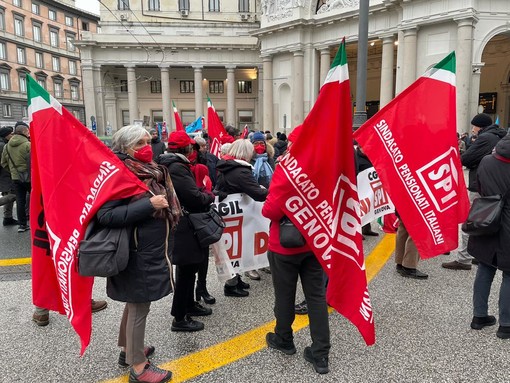 Sciopero generale, dalle 9 il corteo da Principe alla Prefettura, disagi per i trasporti (foto e video)
