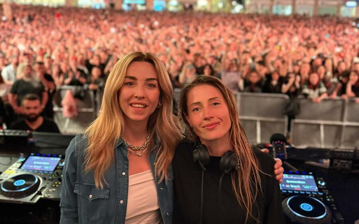 Charlotte de Witte in piazza Matteotti, l'evento è costato 140 mila euro. Salis: "Costo contenuto per una vetrina internazionale"