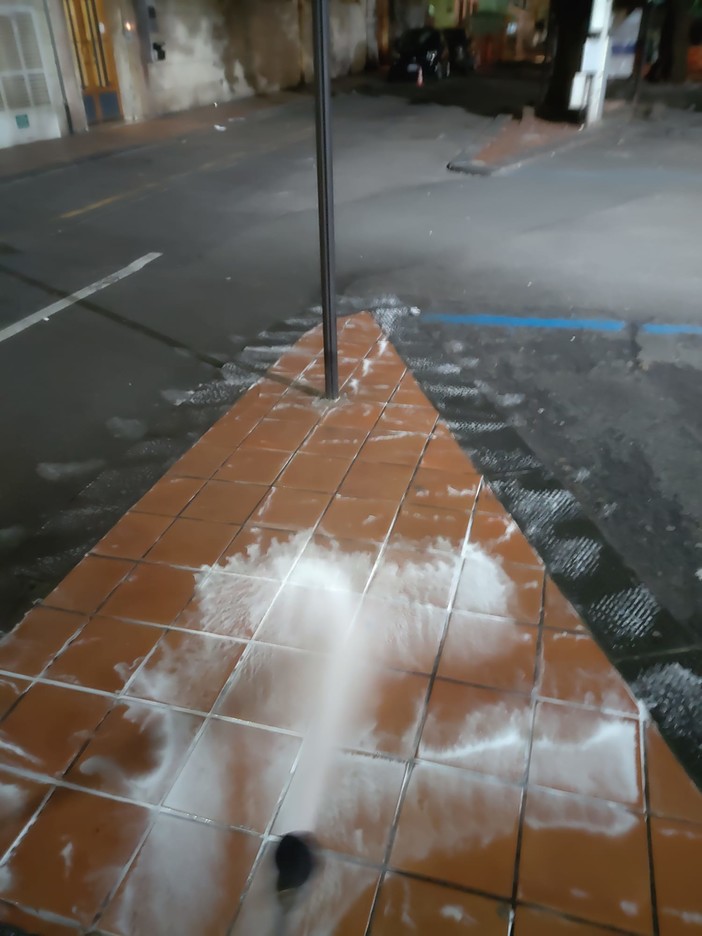 Recco: in corso pulizia e sanificazione di marciapiedi e porticati