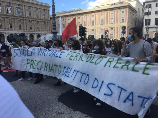 Studenti, educatori e insegnanti in piazza per chiedere la riapertura delle scuole "in presenza e sicurezza" Studenti, educatori e insegnanti in piazza per chiedere la riapertura delle scuole "in presenza e sicurezza"