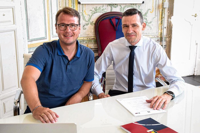Il general manager Johannes Spors (a sinistra) e il nuovo ds Marco Ottolini (a destra). Foto dal profilo Facebook ufficiale del Genoa CFC Il general manager Johannes Spors (a sinistra) e il nuovo ds Marco Ottolini (a destra). Foto dal profilo Facebook ufficiale del Genoa CFC