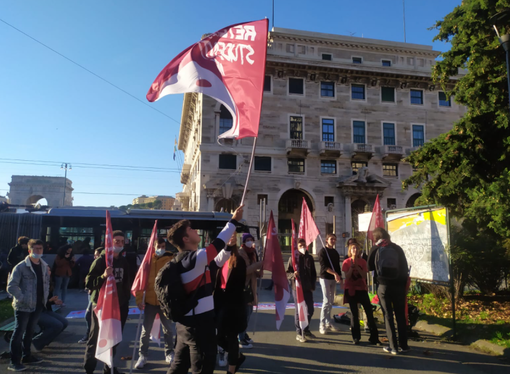 Scuola, studenti genovesi in piazza contro il governo Meloni: "Nessun merito, ma repressione e violenza"