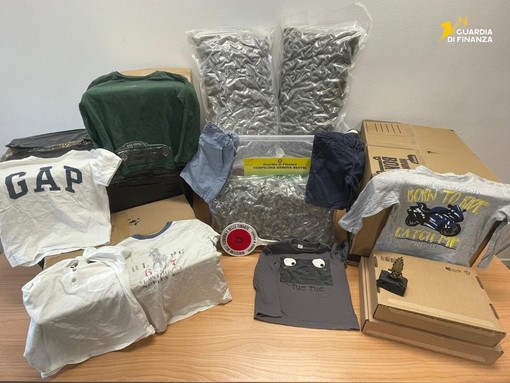 Cinque chili di marijuana nascosta tra vestiti per bambini sequestrati dalla Guardia di Finanza