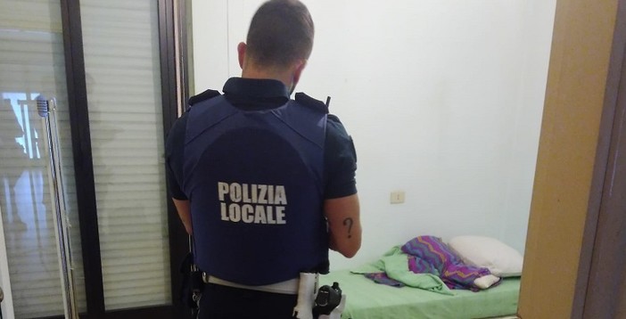 Begato, nuovo sgombero della polizia locale in via Cechov, otto persone denunciate (FOTO)
