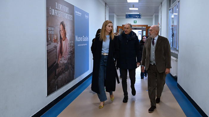 La sindaca Silvia Salis al Gaslini per portare gli auguri di Natale a bambini, famiglie e operatori