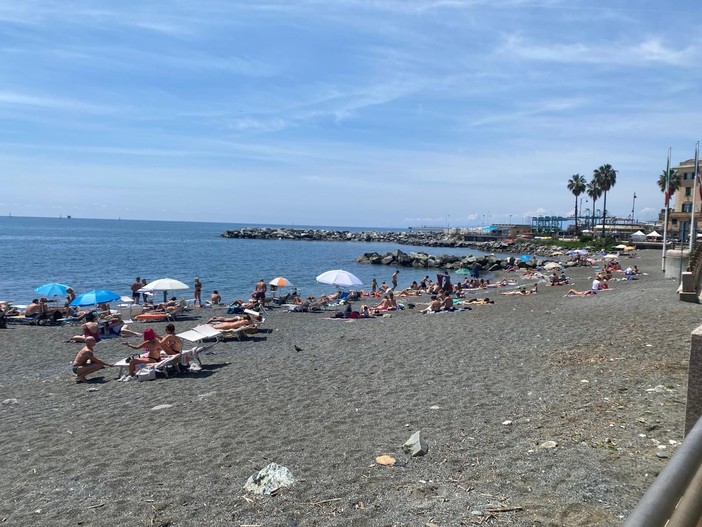 Domenica di sole, e le spiagge genovesi si riempiono Domenica di sole, e le spiagge genovesi si riempiono