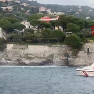 Capolungo, bagnanti in difficoltà tra le onde: salvati dall'elicottero