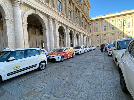 Tassisti in sciopero presidiano De Ferrari: oggi niente servizio fra le 9 e le 21 (FOTO e VIDEO)