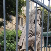 La statua di Madre Francesca Cabrini nascosta da una grata, dal Comune il via libera per la ricollocazione La statua di Madre Francesca Cabrini nascosta da una grata, dal Comune il via libera per la ricollocazione