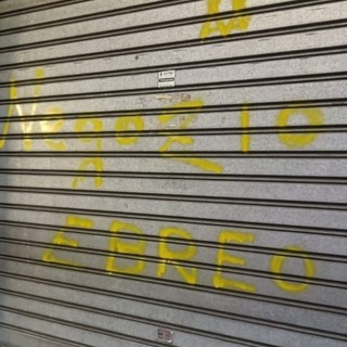 Genova: &quot;Negozio ebreo&quot;, scritta antisemita su una saracinesca a Marassi